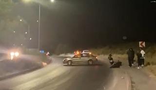 D&uuml;şt&uuml;ğ&uuml; ıslak yolu kayda alırken, kadrajına başka bir kaza girdi