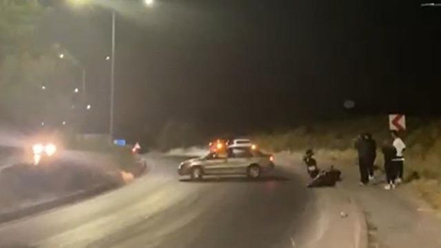Düştüğü ıslak yolu kayda alırken, kadrajına başka bir kaza girdi