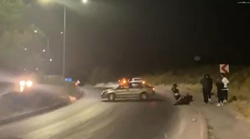D&uuml;şt&uuml;ğ&uuml; ıslak yolu kayda alırken, kadrajına başka bir kaza girdi