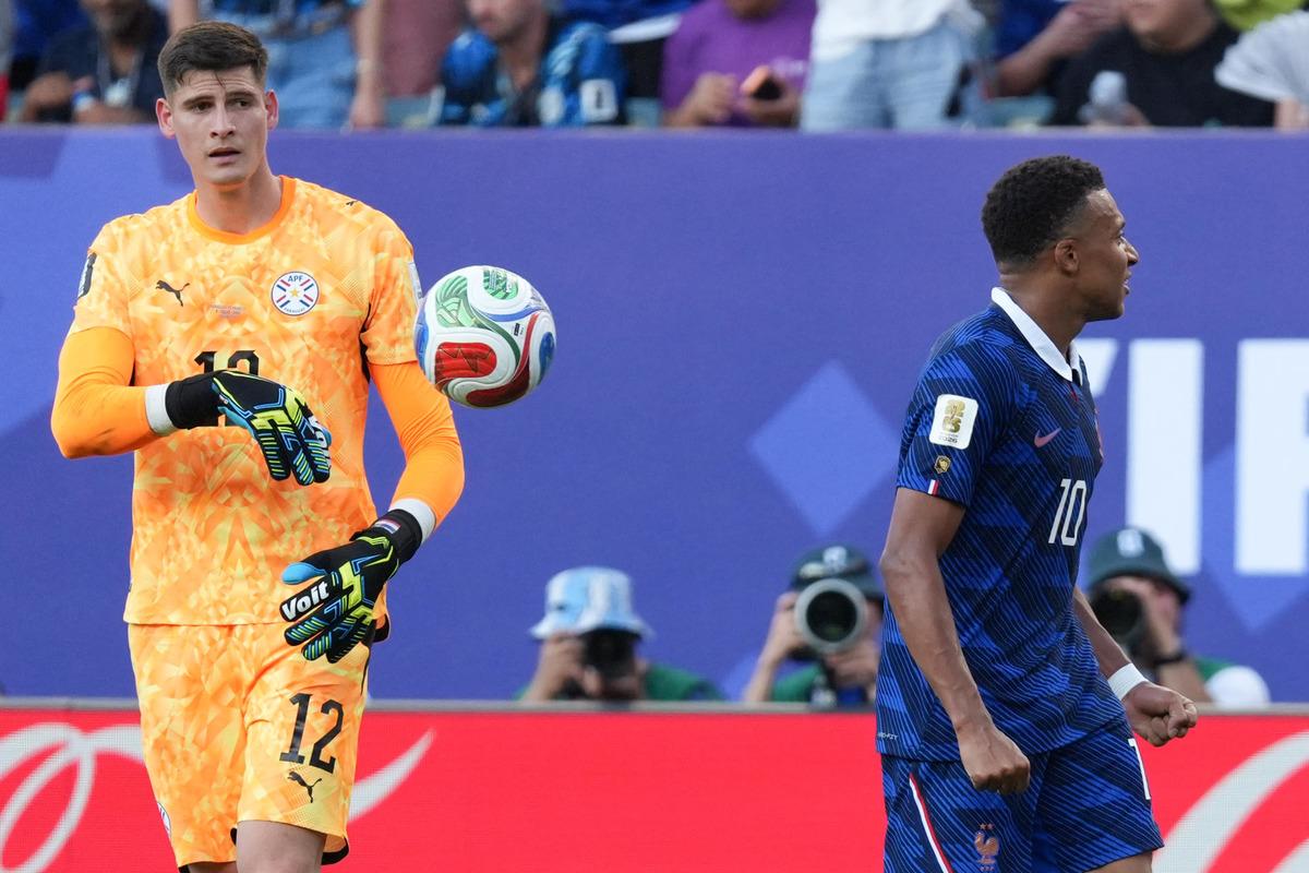 Mbappe yine yapacağını yaptı! Rakibinin elini sıkmadı: Pisliğe bulaşmamız gerekiyorsa... 3