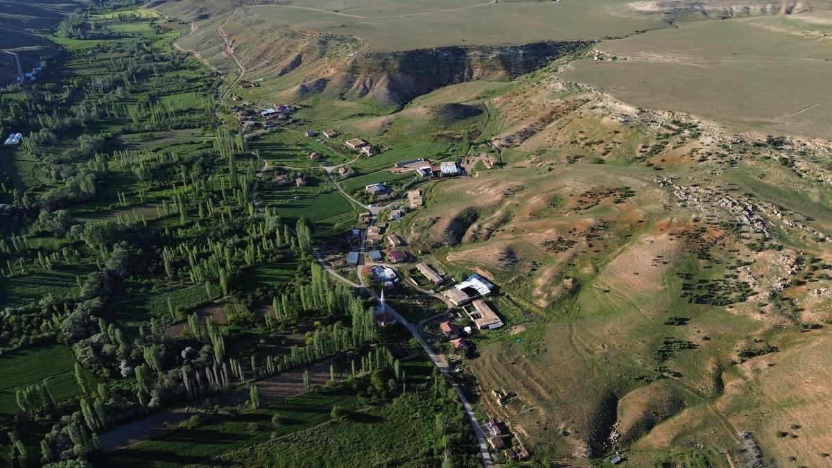 Yapay zeka tasarlamış gibi: Kurak toprakların arasındaki vadiye köy kurdular 1