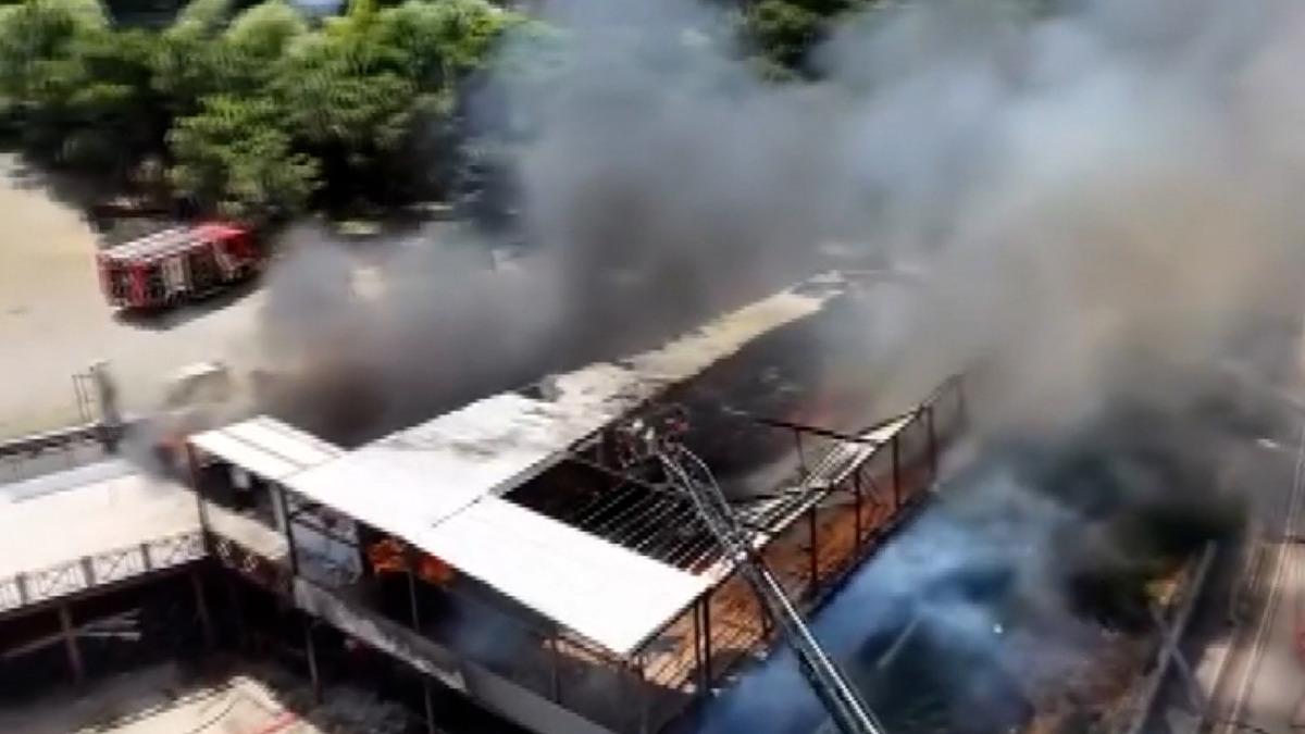 Maltepe de restoran yangını! Kullanılamaz hale geldi 2