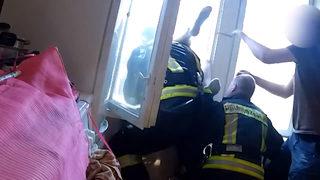 Dördüncü kattan atlayan adamı üçüncü katta yakaladı!