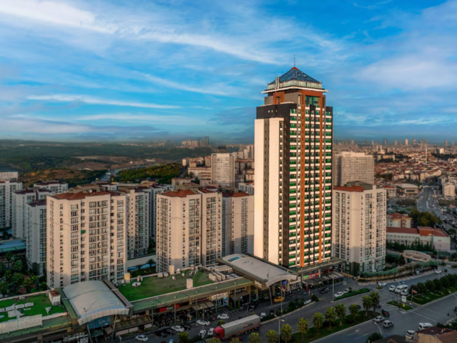 İstanbul&rsquo;daki &uuml;nl&uuml; dev otel satışta: Değeri dudak u&ccedil;uklattı