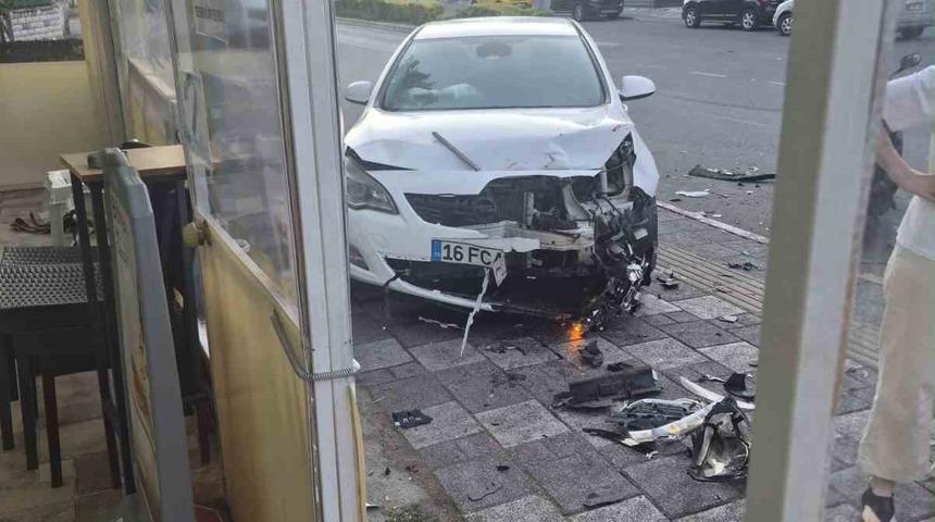 L&uuml;leburgaz&rsquo;da otomobiller &ccedil;arpıştı: Bir s&uuml;r&uuml;c&uuml; hastaneye kaldırıldı