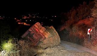 İzmir'de devrilen trakt&ouml;r&uuml;n s&uuml;r&uuml;c&uuml;s&uuml; hayatını kaybetti