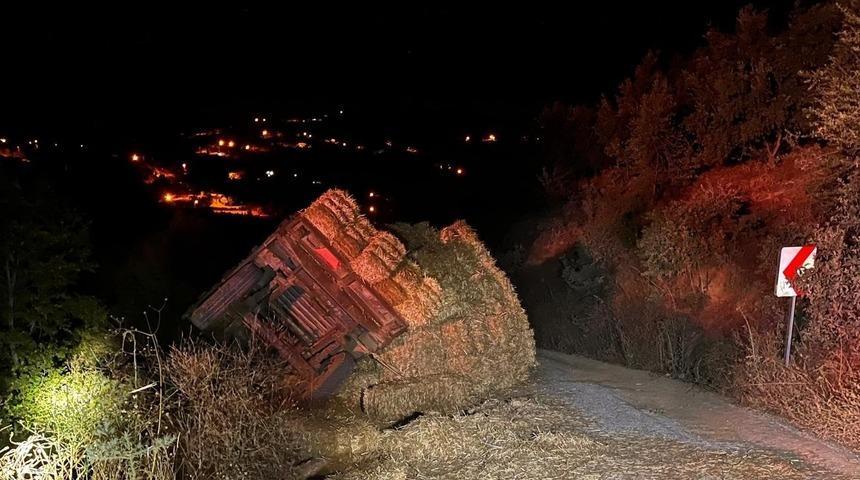 İzmir'de devrilen trakt&ouml;r&uuml;n s&uuml;r&uuml;c&uuml;s&uuml; hayatını kaybetti