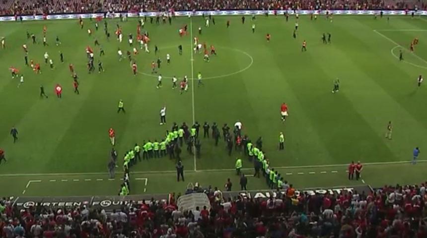 Türkiye - Tunus maçında taraftar sahaya girdi!