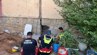 Mahsur kalan kedi 9 saatlik &ccedil;alışma sonucu kurtarıldı