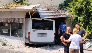 Osmaniye'de kazaya karışan minib&uuml;s kıraathaneye girdi: 1 &ouml;l&uuml;, 3 yaralı