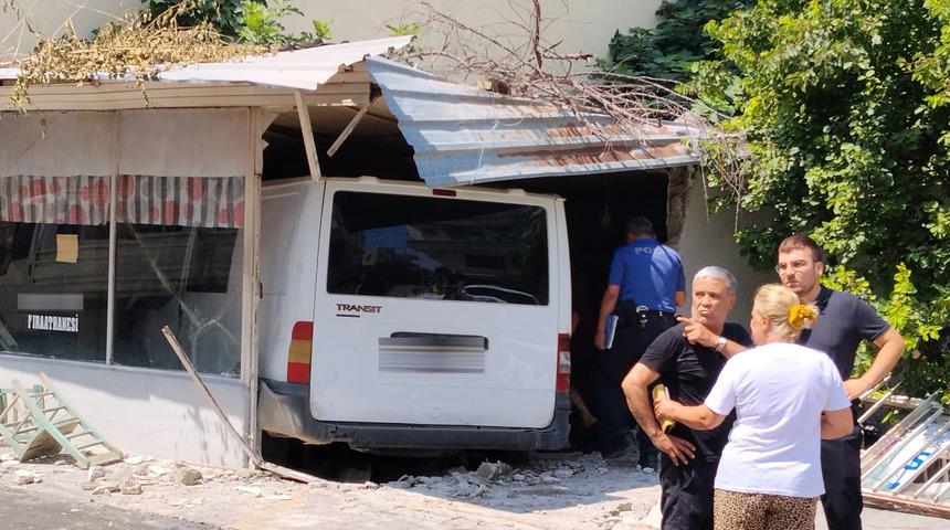 Osmaniye'de kazaya karışan minib&uuml;s kıraathaneye girdi: 1 &ouml;l&uuml;, 3 yaralı