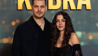 D&uuml;ğ&uuml;nde aşka geldiler! Sarmaş dolaş fotoğrafa beğeni yağdı
