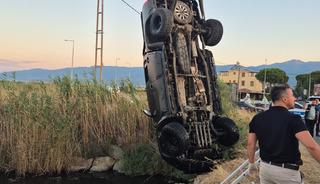 Balıkesir'de dere yatağına devrilen kamyonetteki 2 kişi &ouml;ld&uuml;, bir kişi yaralandı