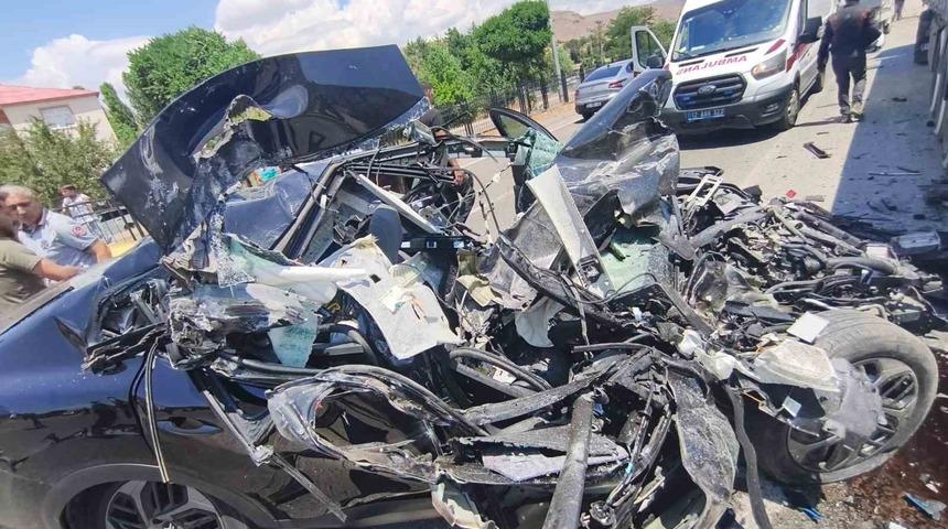 Bing&ouml;l&rsquo;de tıra &ccedil;arpan otomobil hurdaya d&ouml;nd&uuml;: 1 yaralı