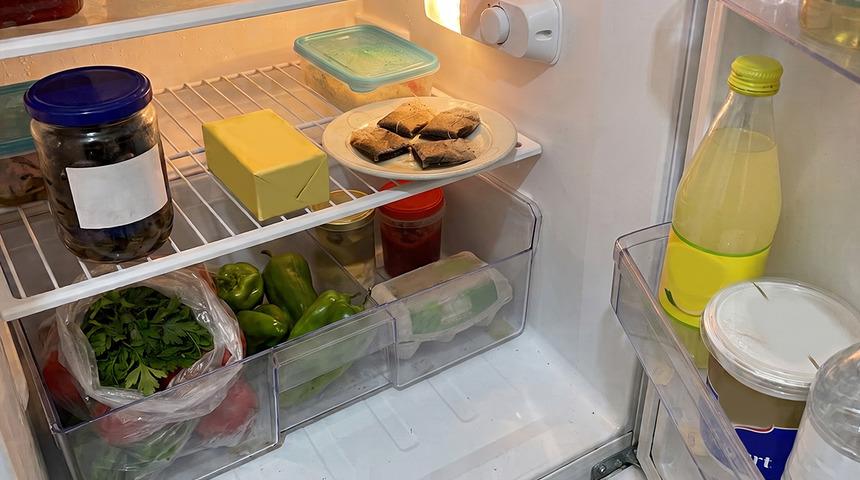Herkes &ccedil;&ouml;pe atıyor ama buzdolabında mucize yaratıyor: K&ouml;t&uuml; kokuya son!