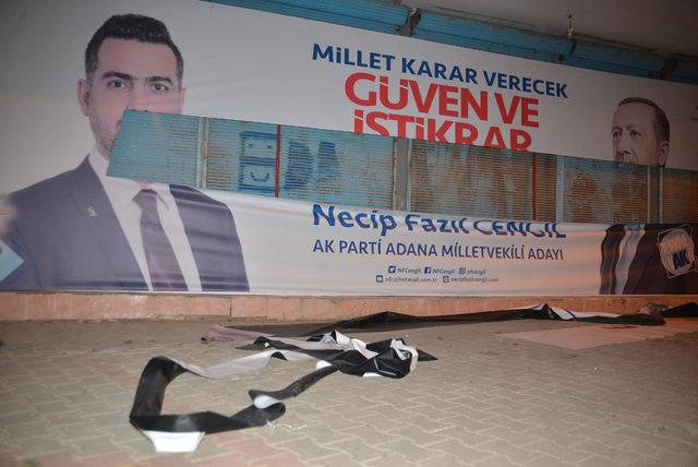AK Parti'nin seçim afişine saldırı