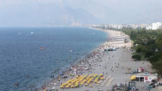 Antalya'da yüksek nem ve sıcaktan bunalanlar sahilleri doldurdu
