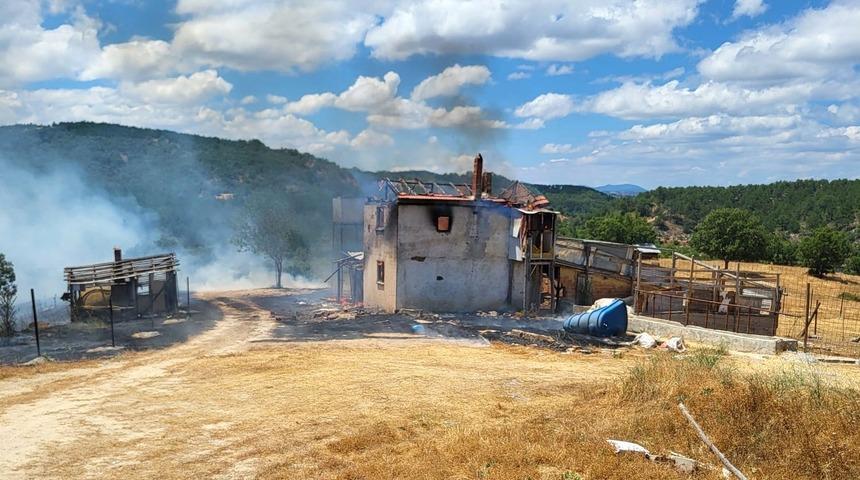 K&uuml;tahya&rsquo;da ev yangını ormana sı&ccedil;radı, 3 hektar alan zarar g&ouml;rd&uuml;