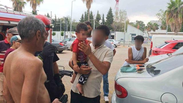 Antalya&rsquo;da otomobilde kilitli kalan &ccedil;ocuğu itfaiye kurtardı 5
