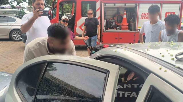 Antalya&rsquo;da otomobilde kilitli kalan &ccedil;ocuğu itfaiye kurtardı 4