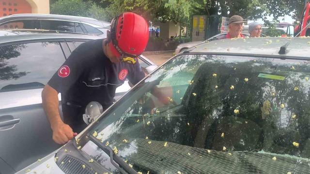 Antalya&rsquo;da otomobilde kilitli kalan &ccedil;ocuğu itfaiye kurtardı 3