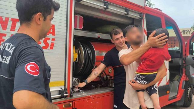 Antalya&rsquo;da otomobilde kilitli kalan &ccedil;ocuğu itfaiye kurtardı 2