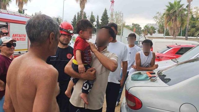 Antalya&rsquo;da otomobilde kilitli kalan &ccedil;ocuğu itfaiye kurtardı 1
