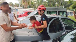 Antalya’da otomobilde kilitli kalan çocuğu itfaiye kurtardı