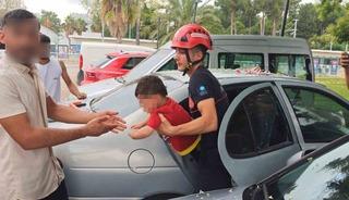Antalya&rsquo;da otomobilde kilitli kalan &ccedil;ocuğu itfaiye kurtardı
