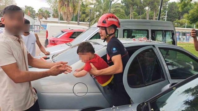 Antalya’da otomobilde kilitli kalan çocuğu itfaiye kurtardı