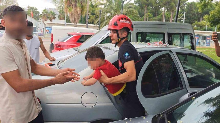 Antalya&rsquo;da otomobilde kilitli kalan &ccedil;ocuğu itfaiye kurtardı