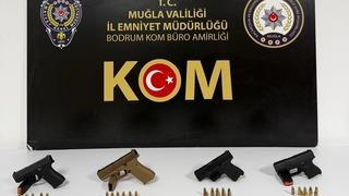 Ruhsatsız silahlarla kaçarken kıskıvrak yakalandılar