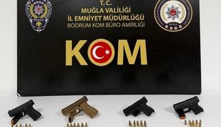 Ruhsatsız silahlarla ka&ccedil;arken kıskıvrak yakalandılar