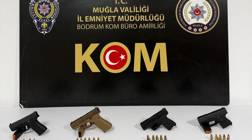 Ruhsatsız silahlarla ka&ccedil;arken kıskıvrak yakalandılar