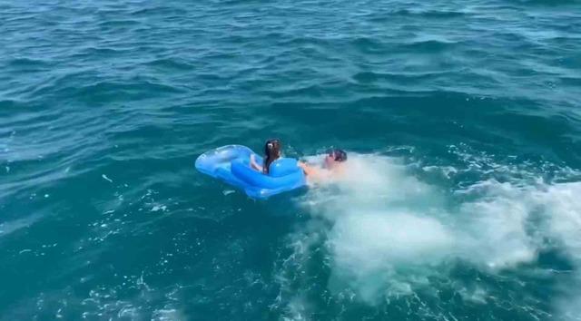 Deniz yatağıyla a&ccedil;ığa s&uuml;r&uuml;klenen &ccedil;ocuğu Sahil G&uuml;venlik kurtardı 5