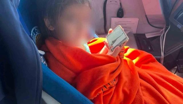 Deniz yatağıyla a&ccedil;ığa s&uuml;r&uuml;klenen &ccedil;ocuğu Sahil G&uuml;venlik kurtardı 3