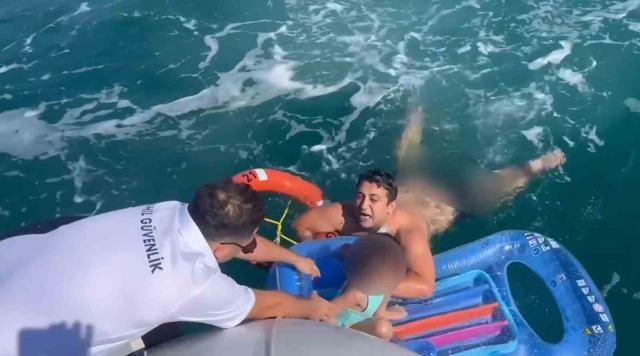 Deniz yatağıyla a&ccedil;ığa s&uuml;r&uuml;klenen &ccedil;ocuğu Sahil G&uuml;venlik kurtardı 1