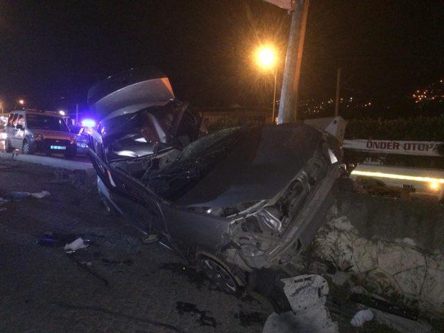 Otomobil aydınlatma direğine çarptı; sürücü öldü, kardeşi ağır yaralı