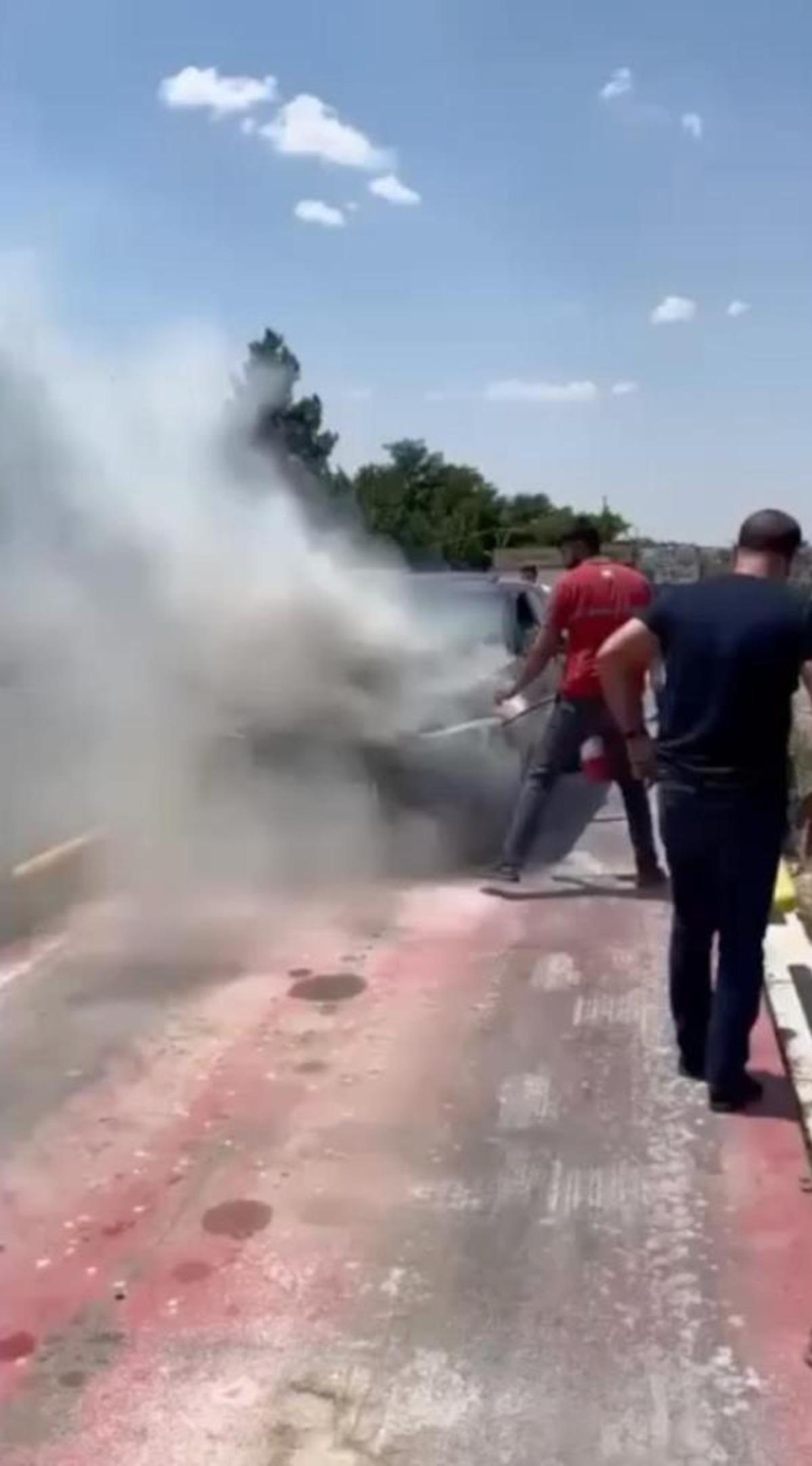 Diyarbakır&rsquo;da seyir halindeki ara&ccedil; alev aldı 1
