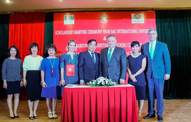 Bahçeşehir Üniversitesi Vietnam’da 'Bursluluk Sınavı'nı kazananları ödüllendirdi