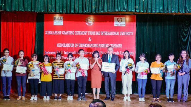Bahçeşehir Üniversitesi Vietnam’da 'Bursluluk Sınavı'nı kazananları ödüllendirdi