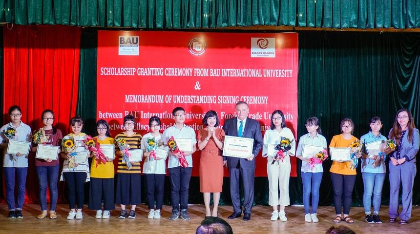 Bah&ccedil;eşehir &Uuml;niversitesi Vietnam&rsquo;da 'Bursluluk Sınavı'nı kazananları &ouml;d&uuml;llendirdi