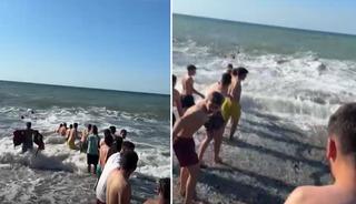 İnsan zinciri oluşturup 2 kişiyi kurtardılar