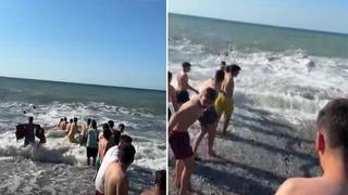 İnsan zinciri oluşturup, boğulma tehlikesi geçiren 2 kişiyi kurtardılar