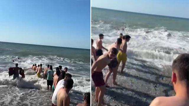İnsan zinciri oluşturup, boğulma tehlikesi geçiren 2 kişiyi kurtardılar