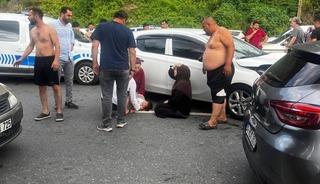 Yolun karşısına ge&ccedil;erken otomobilin &ccedil;arptığı baba ve oğlu ağır yaralandı