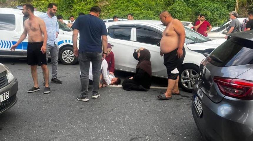 Yolun karşısına ge&ccedil;erken otomobilin &ccedil;arptığı baba ve oğlu ağır yaralandı