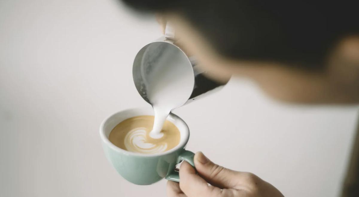 Latte art yapmaya yeni başlayanlar için adım adım süt köpürtme el rehberi 2