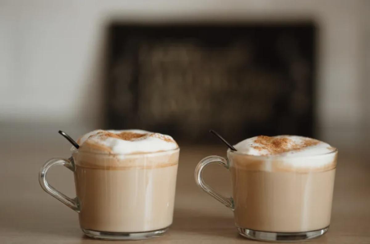 Latte art yapmaya yeni başlayanlar için adım adım süt köpürtme el rehberi 5