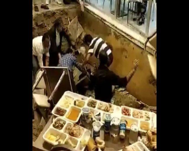 Avcılar'da inanılmaz olay; iftar sırasında restoranın zemini çöktü